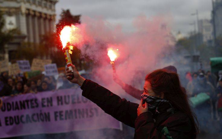 Μαζικές διαδηλώσεις στην Ισπανία για τη βία κατά των γυναικών