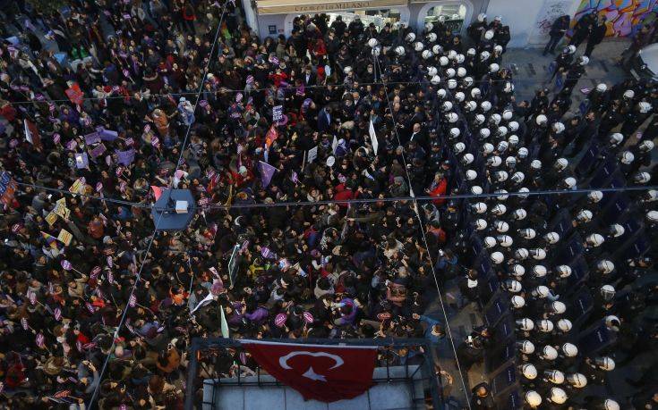Δακρυγόνα από την τουρκική αστυνομία σε διαδήλωση κατά της βίας σε βάρος των γυναικών