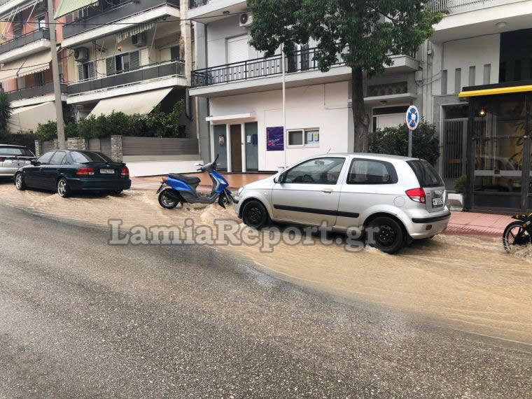 Έσπασε αγωγός στο κέντρο της Λαμίας