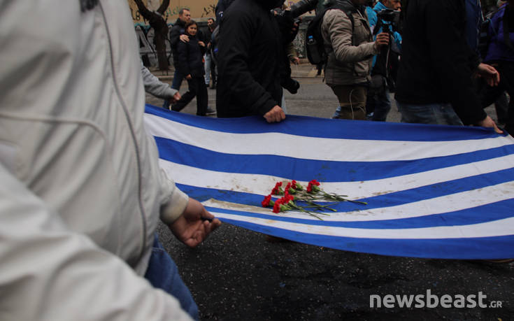 Ξεκίνησε η πορεία με την αιματοβαμμένη σημαία του Πολυτεχνείου