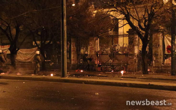 Προσαγωγές και συλλήψεις στα Εξάρχεια μετά τα επεισόδια