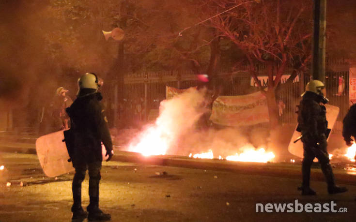 «Κλεφτοπόλεμος» μεταξύ κουκουλοφόρων και αστυνομικών στα Εξάρχεια