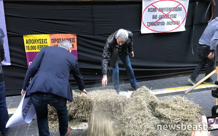 Με άχυρα η παρέμβαση της ΠΟΕΔΗΝ έξω από το υπουργείο Οικονομικών