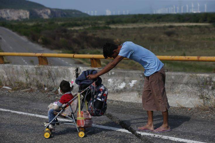 Γυναίκα από τη Γουατεμάλα γέννησε το πρώτο μωρό σε καραβάνι μεταναστών για τις ΗΠΑ