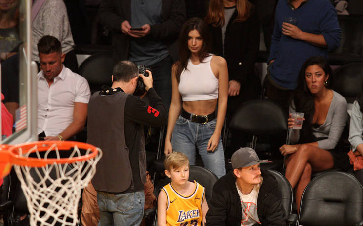 Η Emily Ratajkowski πήγε στις κερκίδες χωρίς σουτιέν