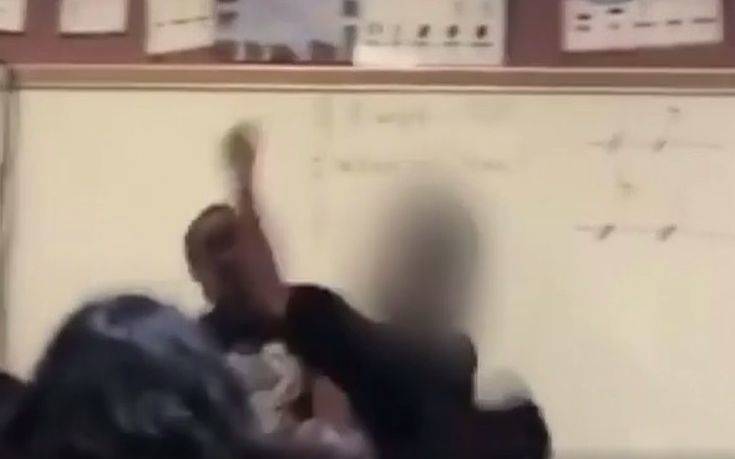 Απίστευτο περιστατικό με μπουνιές μεταξύ καθηγητή και μαθητή σε σχολείο στις ΗΠΑ