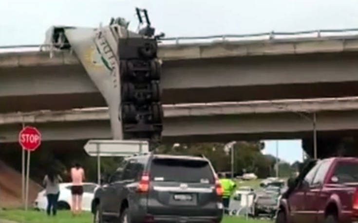 Φορτηγό κατέληξε κρεμασμένο από γέφυρα στην Αυστραλία