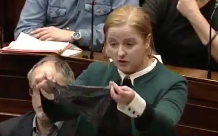 Βουλευτής έβγαλε δαντελένιο εσώρουχο από το μανίκι της και το έδειξε μέσα στη Βουλή