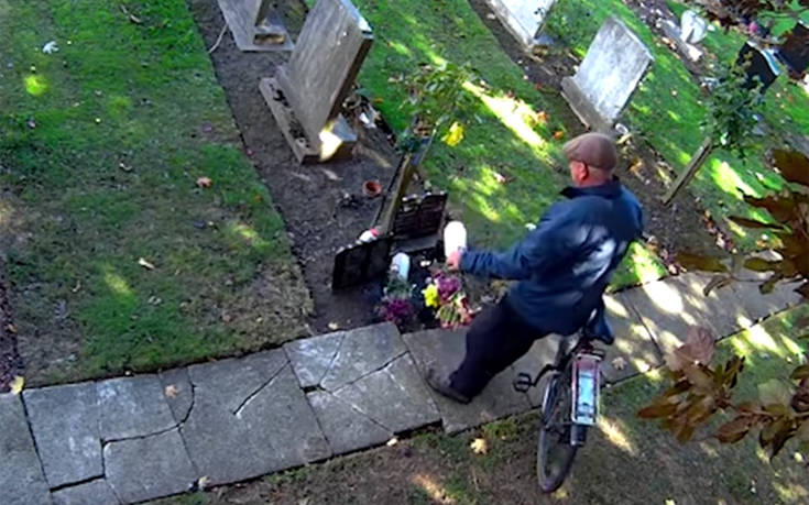 Αδιάντροπος κλέφτης αρπάζει τα λουλούδια οικογενειακού τάφου κάθε βδομάδα