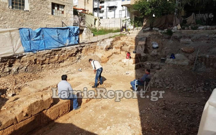 Στο φως νέο κομμάτι του αρχαίου τείχους της αρχαίας πόλης της Λαμίας