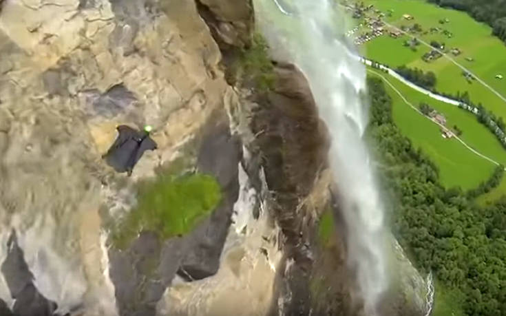 Κάνουν base jumping και περνούν μέσα από καταρράκτη