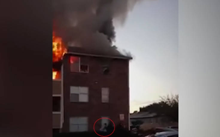 Μητέρα πετάει το μωρό της από τον τρίτο όροφο για να το σώσει από τη φωτιά