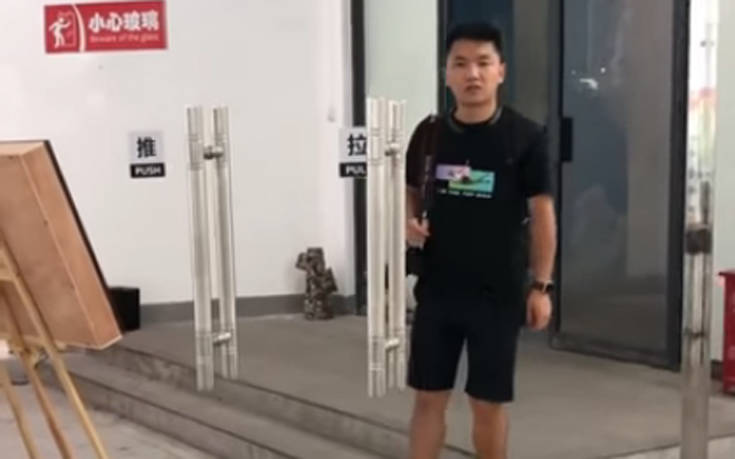 Η φάρσα με την αόρατη γυάλινη πόρτα