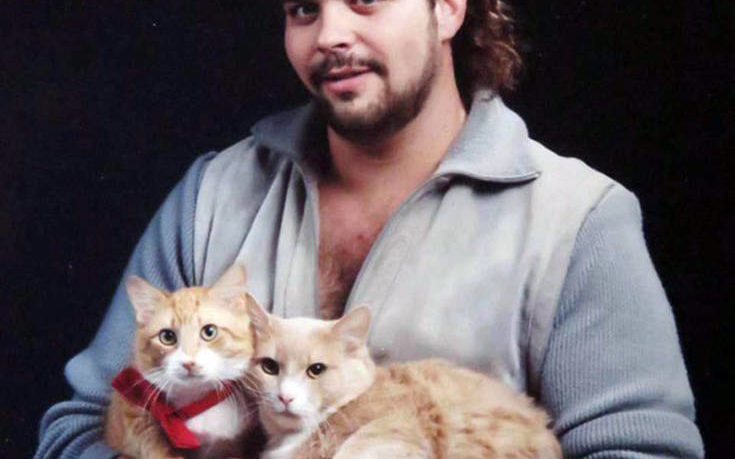 Άνδρες και γάτες σε φωτογραφίες που προκαλούν κάποια αμηχανία