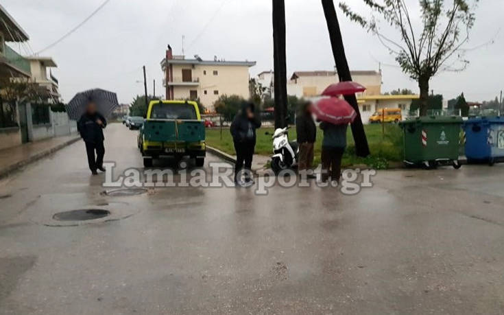 Οδηγός ετών 91 παρέσυρε μηχανάκι με δύο κοπέλες στη Λαμία