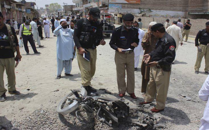 Αιματοβαμμένη μέρα στο Πακιστάν με τουλάχιστον 25 νεκρούς