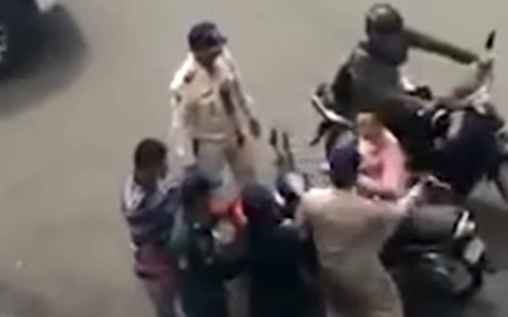 Αστυνομικός ρίχνει σφαλιάρα σε σταματημένη γυναίκα οδηγό μηχανής
