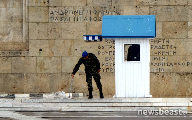 Οι εύζωνες βρήκαν καταφύγιο στα φυλάκια την ώρα της βροχής