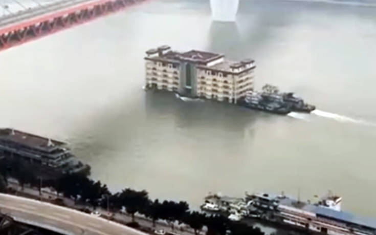 Δείτε ένα πενταώροφο κτίριο να… πλέει σε ποτάμι της Κίνας