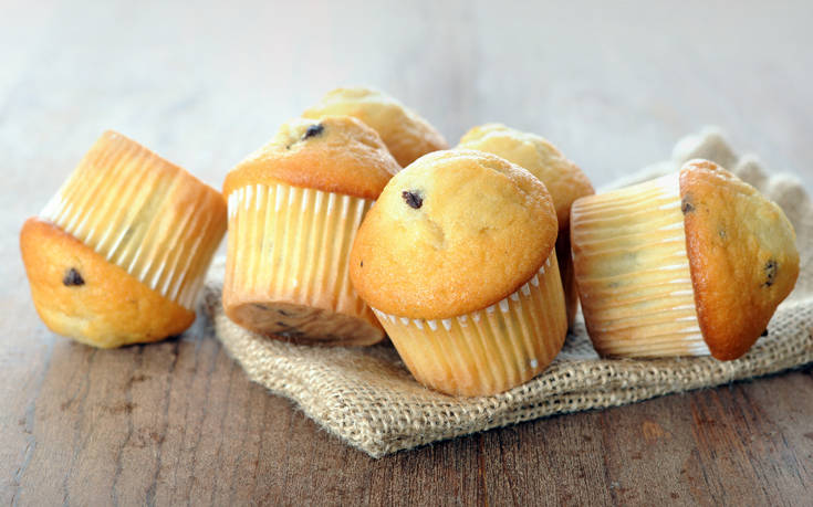 Μίνι muffins με κομματάκια σοκολάτας