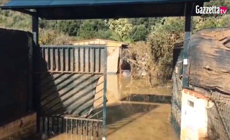 Λάσπη και νερά πλημμύρισαν το σπίτι της τραγικής οικογένειας στη Σικελία
