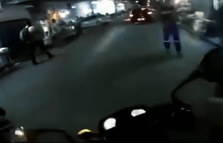 Αστυνομικός πυροβόλησε αναβάτη μοτοσικλέτας στη μέση του δρόμου έπειτα από καβγά