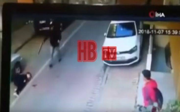 Σοκαριστικό βίντεο με ανήλικο που δολοφονεί συμμαθητή του στη μέση του δρόμου