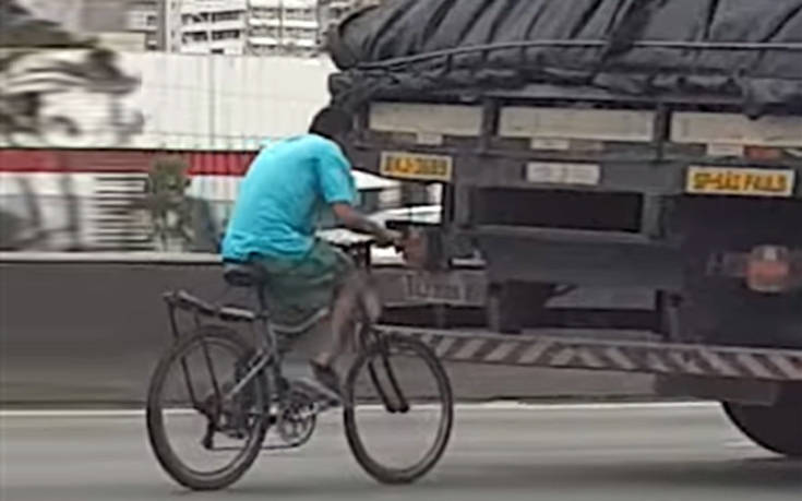 Ποδηλάτης τρέχει σαν φορτηγό