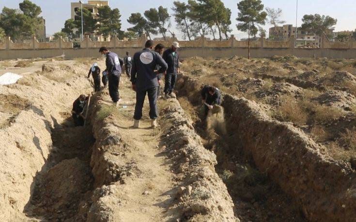 Φρίκη από την ανακάλυψη επτά ομαδικών τάφων σε πρώην προπύργιο του ISIS στη Συρία