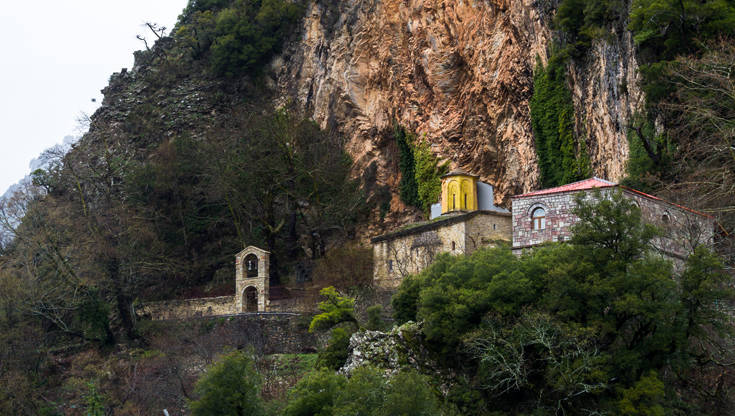 Ένα μοναστήρι κρυμμένο στη σπηλιά ενός απόκρημνου βράχου – Newsbeast