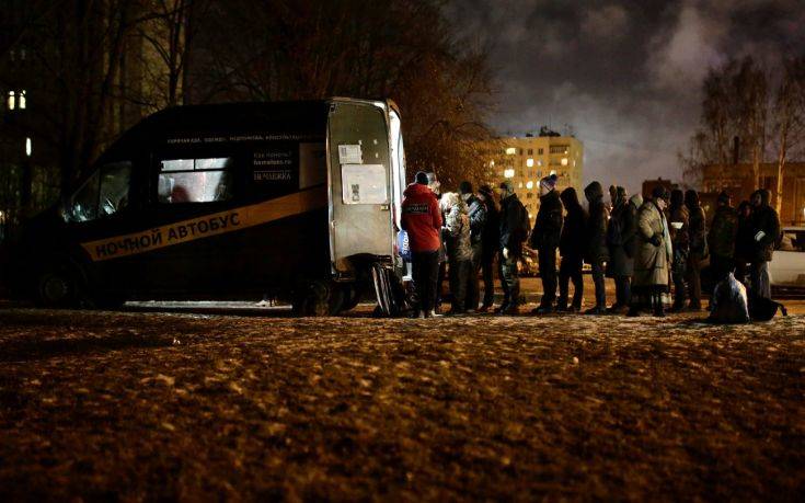 Σεφ φτιάχνουν σούπα για τους άστεγους τις κρύες νύχτες της Αγίας Πετρούπολης