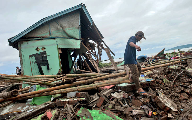 Θρήνος στην Ινδονησία, στους 373 οι νεκροί από το τσουνάμι