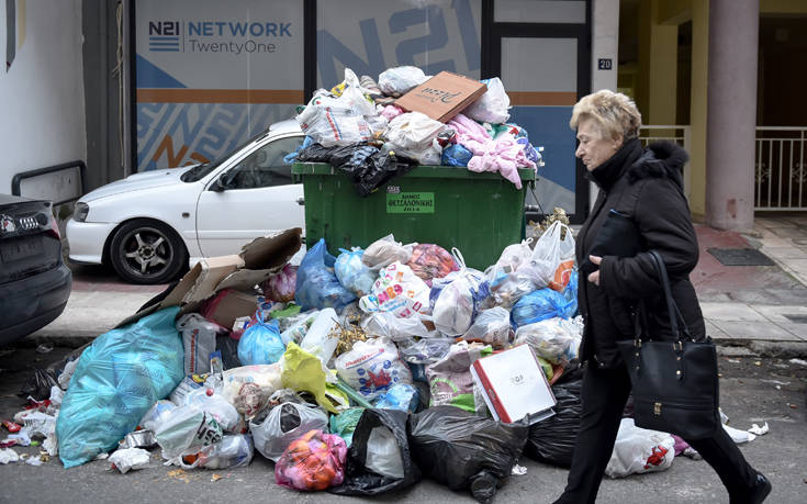 Οι δρόμοι της Θεσσαλονίκης έχουν γεμίσει με 500 τόνους σκουπιδιών