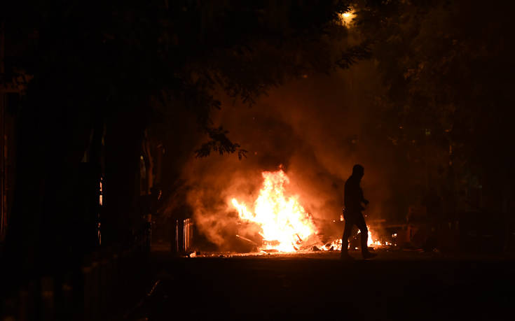 Εξάρχεια: Καρέ &#8211; καρέ η επίθεση στους αστυνομικούς, «ήθελαν να μας κάψουν»