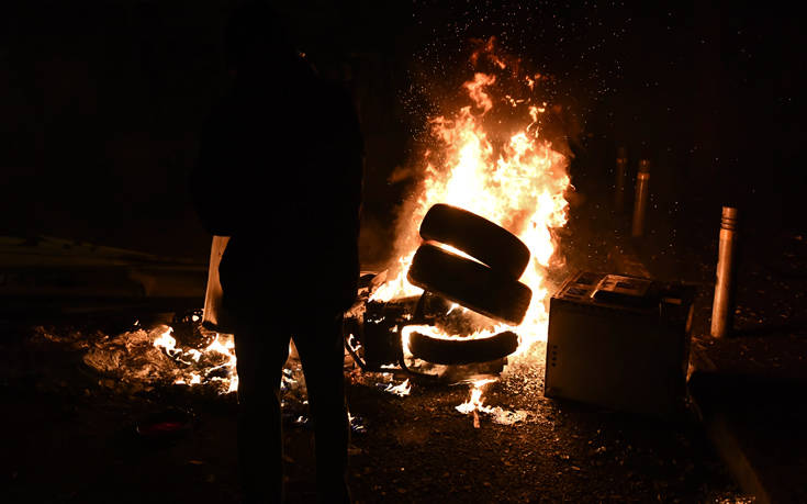 Συγκέντρωση για τον Γρηγορόπουλο στα Προπύλαια, οδοφράγματα στα Εξάρχεια