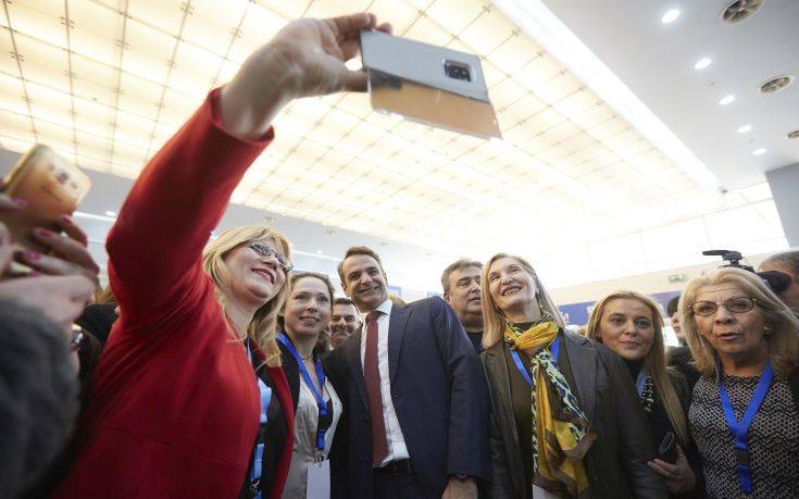 Οι selfies και οι χειραψίες πριν τη λήξη του Συνεδρίου της ΝΔ