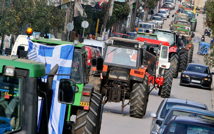 Ζεσταίνουν τα τρακτέρ τους οι αγρότες