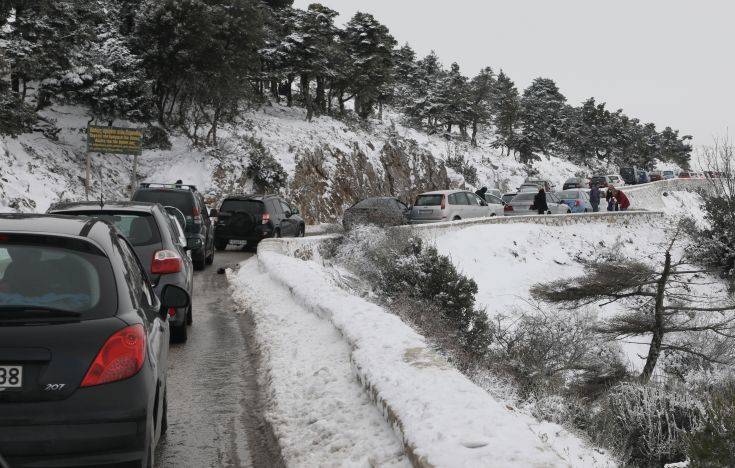 Διακόπηκε λόγω χιονόπτωσης η κυκλοφορία στη λεωφόρο Πάρνηθας