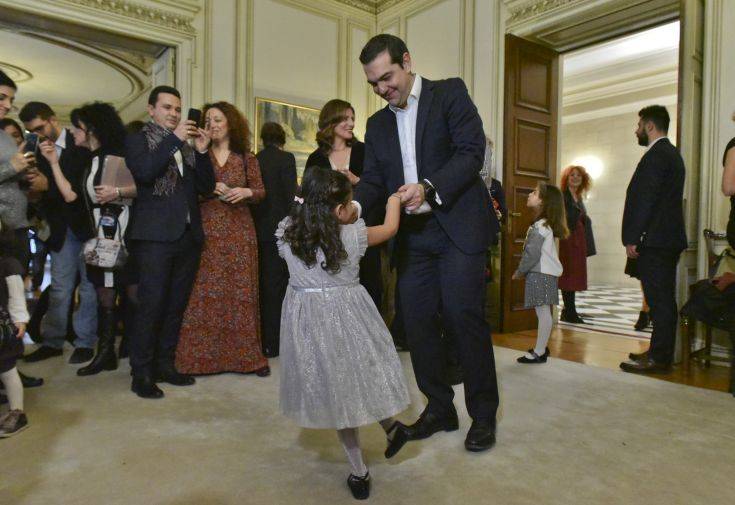 Το Μέγαρο Μαξίμου πλημμύρισε με κάλαντα και παιδικές αγκαλιές