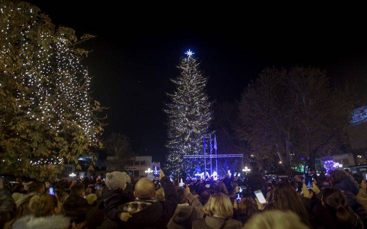 Φωταγωγήθηκε στα Τρίκαλα το ψηλότερο  χριστουγεννιάτικο δέντρο στην Ελλάδα