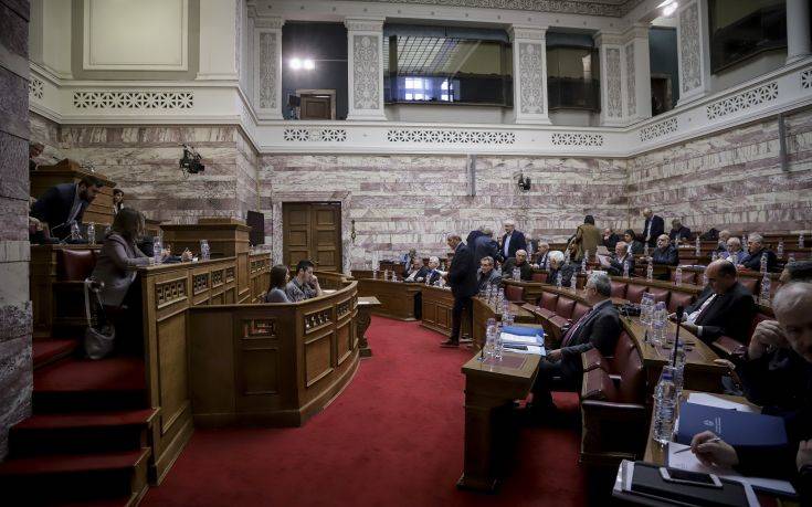Ιδεολογική κόντρα ΣΥΡΙΖΑ- ΝΔ στη βουλή για τις συνταγματικές αλλαγές