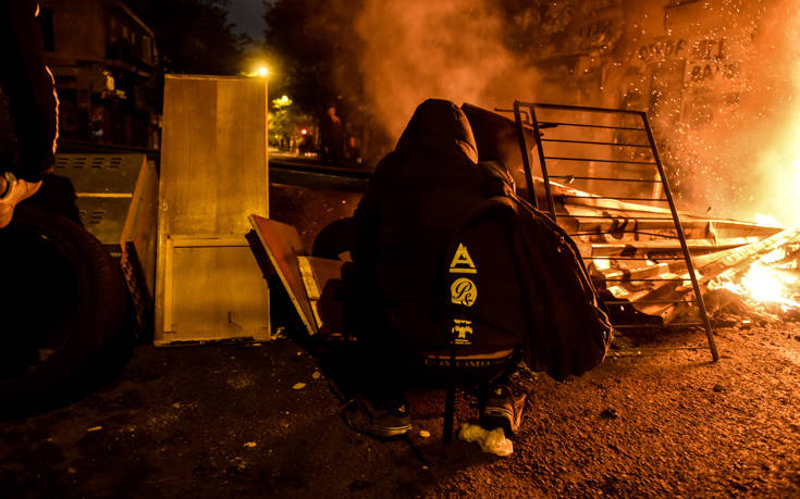 Εικόνες από τα οδοφράγματα που έχουν στηθεί στα Εξάρχεια