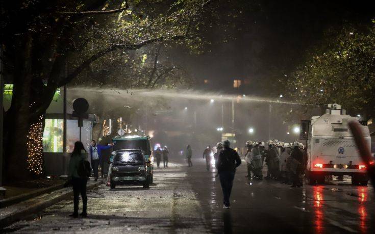 Φωτοβολίδες, χημικά και «Αύρα» στο Λευκό Πύργο