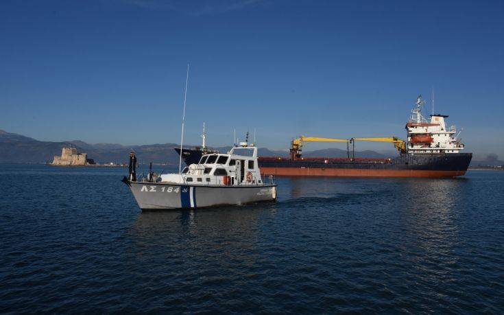Πλοίο φορτωμένο με λίπασμα προσάραξε στο λιμάνι του Ναυπλίου