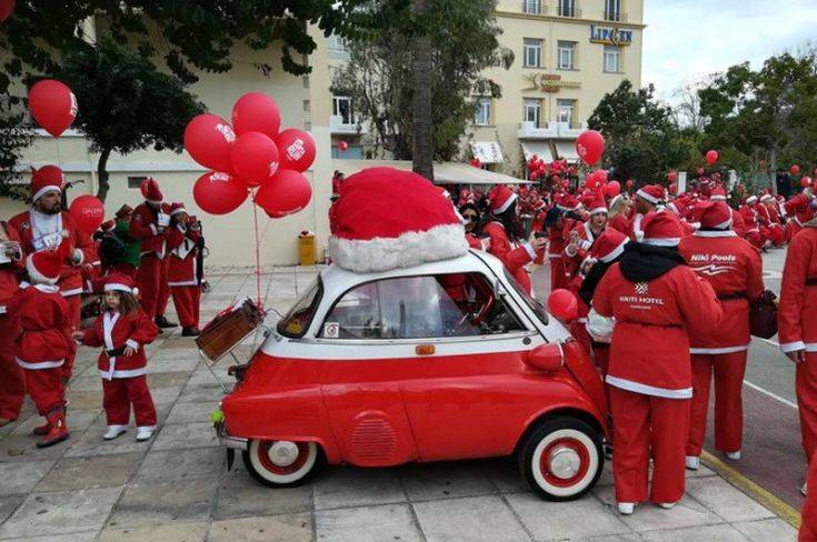 Οι δρόμοι των Χανίων «κοκκίνησαν» από Άγιους Βασίληδες