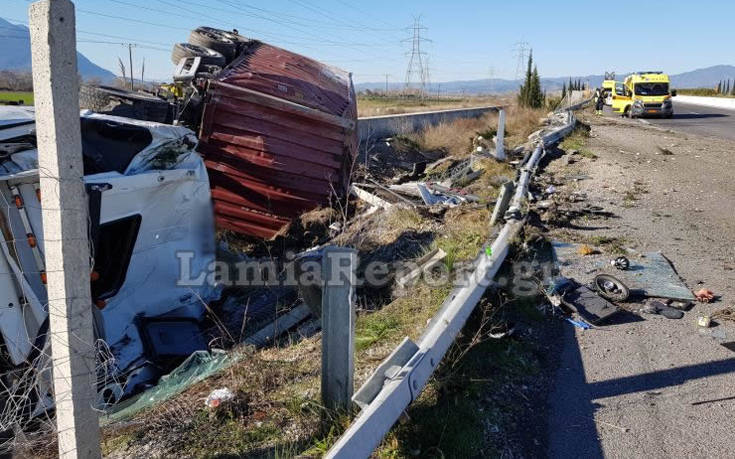 Το φορτηγό διαλύθηκε, ο οδηγός σώθηκε από θαύμα