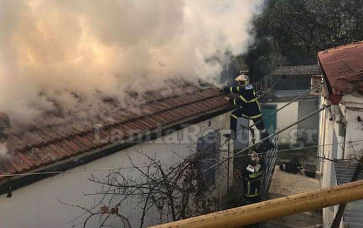 Οι καπνοί «έζωσαν» πυροσβέστη σε φλεγόμενη μονοκατοικία στη Λαμία
