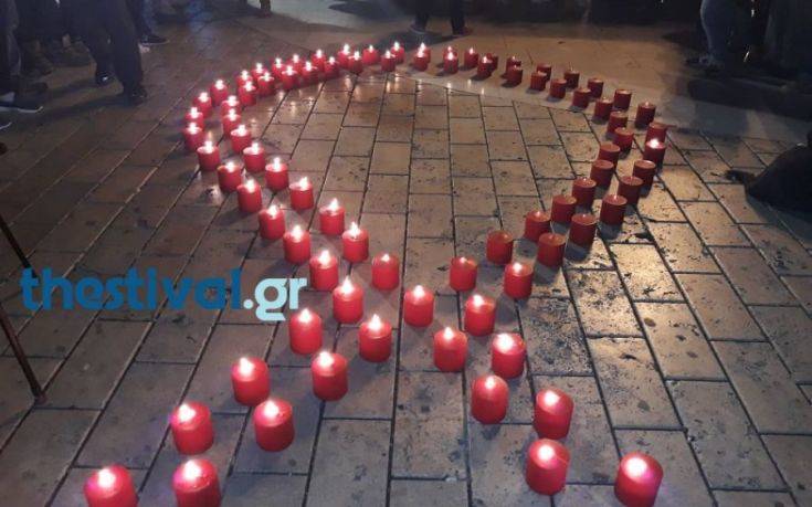 Η κόκκινη κορδέλα από κεριά στο κέντρο της Θεσσαλονίκης