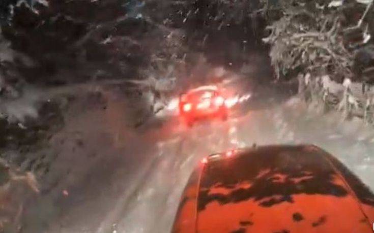 Συναγερμός για εγκλωβισμένο ασθενοφόρο και αυτοκίνητα στα χιόνια στη Φθιώτιδα