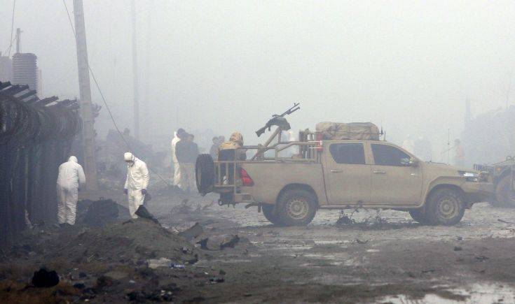 Έκρηξη παγιδευμένου αυτοκινήτου έξω από υπουργείο στην Καμπούλ